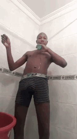 1ygzhbgsdai51.gif?width=251&height=455